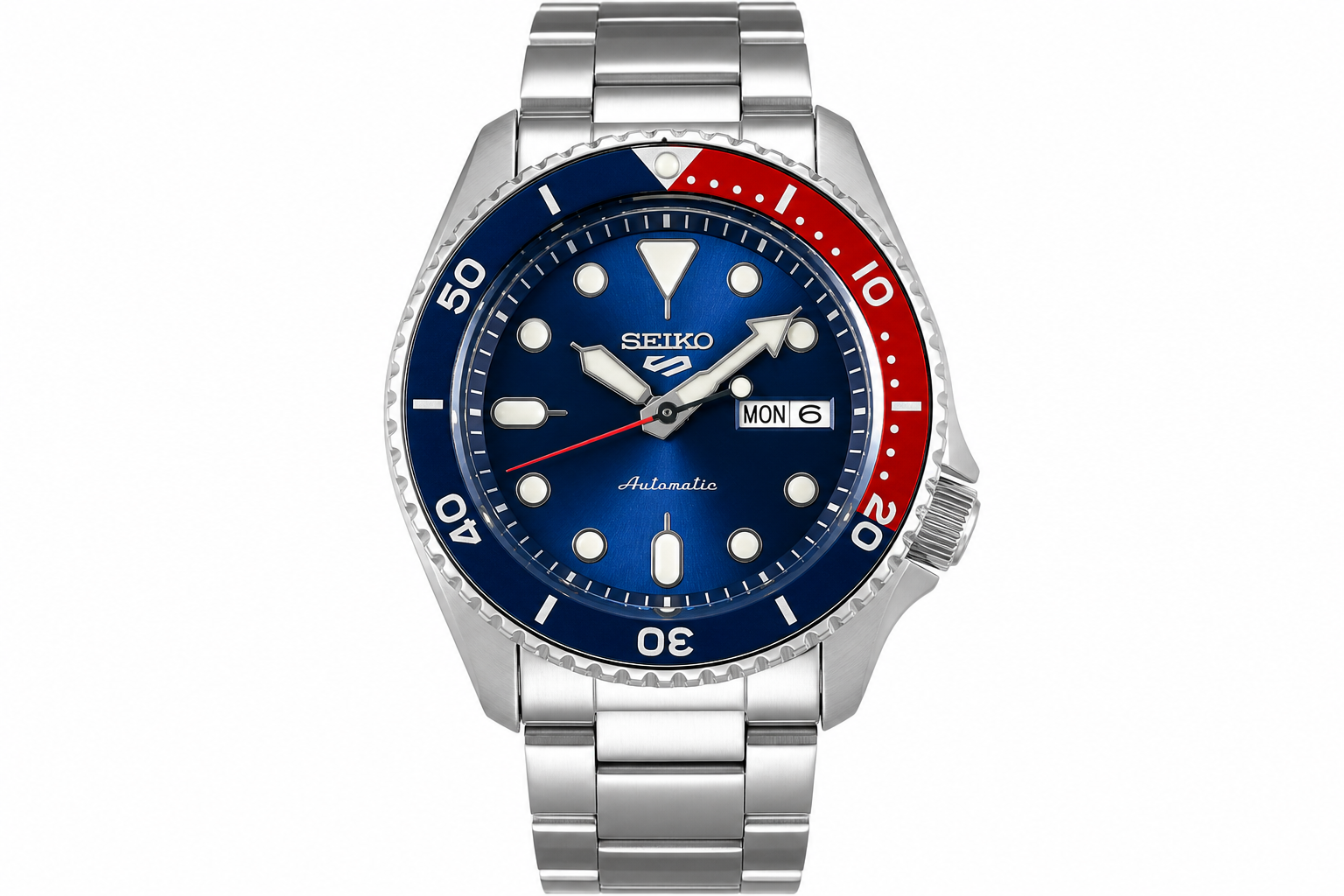 Seiko 5 Sports SRPD51 на фоне