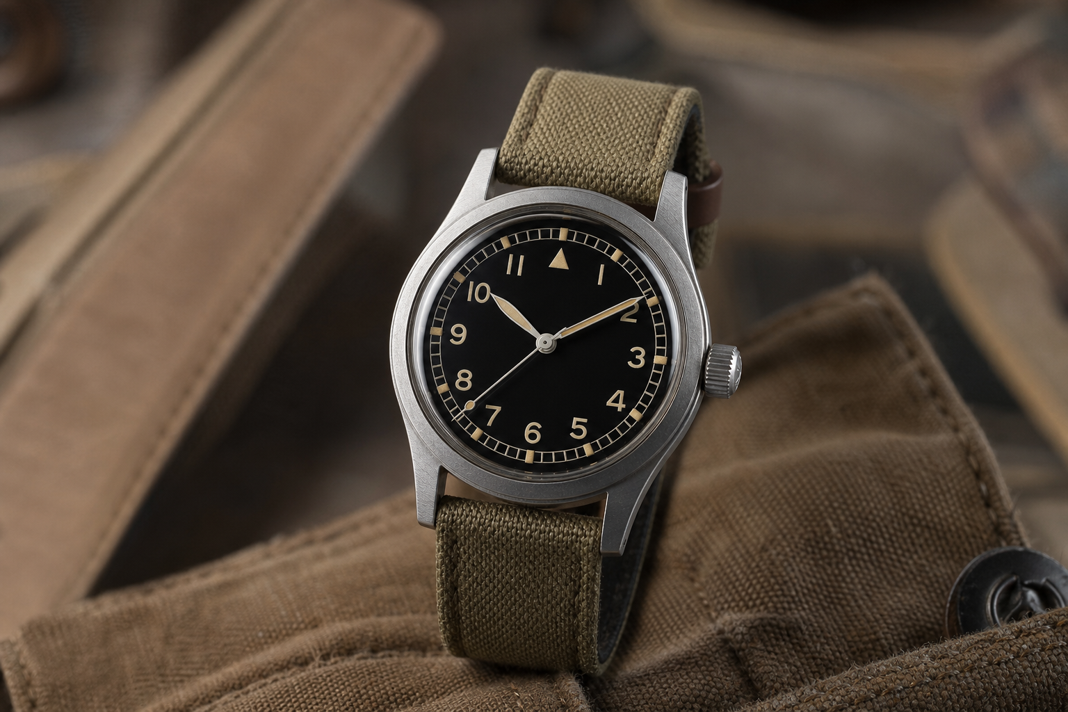 Hamilton Khaki Field на студийном фоне