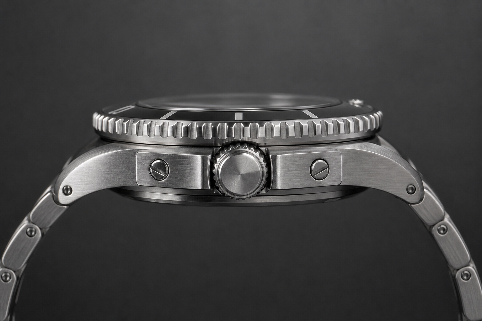 Diver watch вид сбоку: screw-down crown